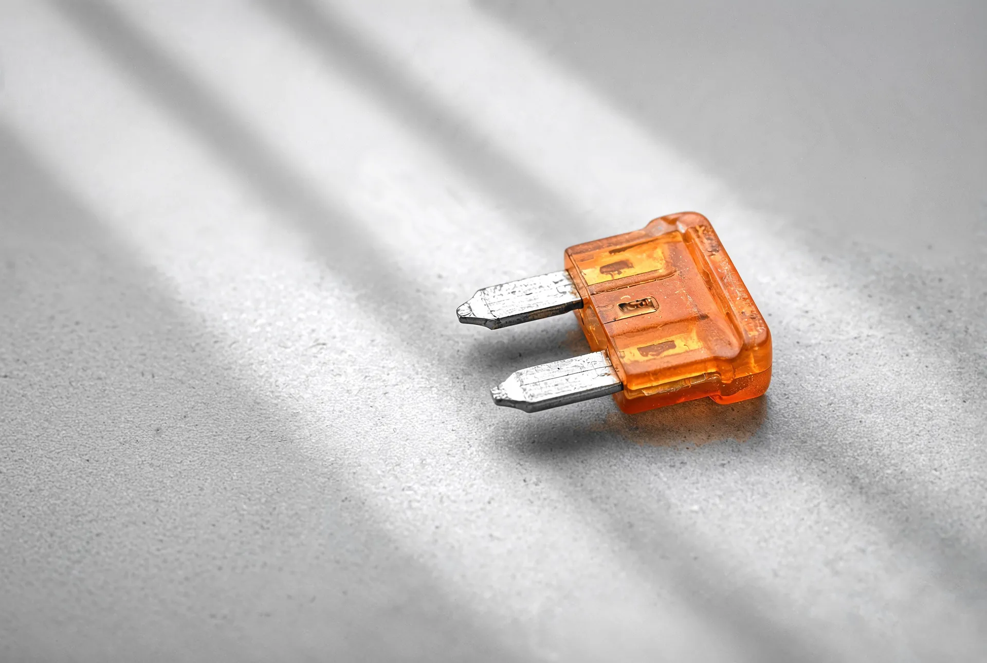 Orange Kfz-Flachsicherung im Fensterlicht