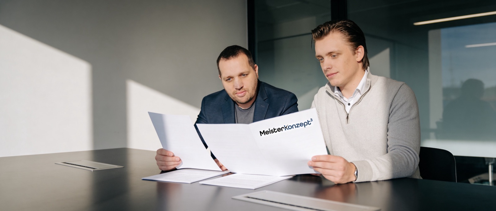 Sebastian Lorbeer und Niclas Bergter bei der Versicherungsberatung in Goslar